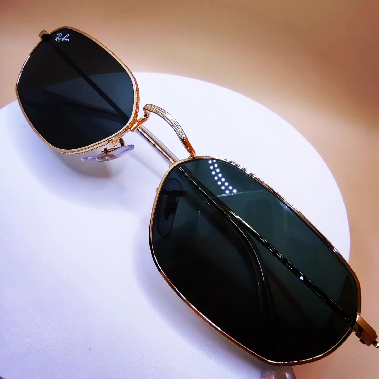Gafas de sol Ray-Ban metal dorado lentes verdes hexagonal - Óptica Francés Jaén