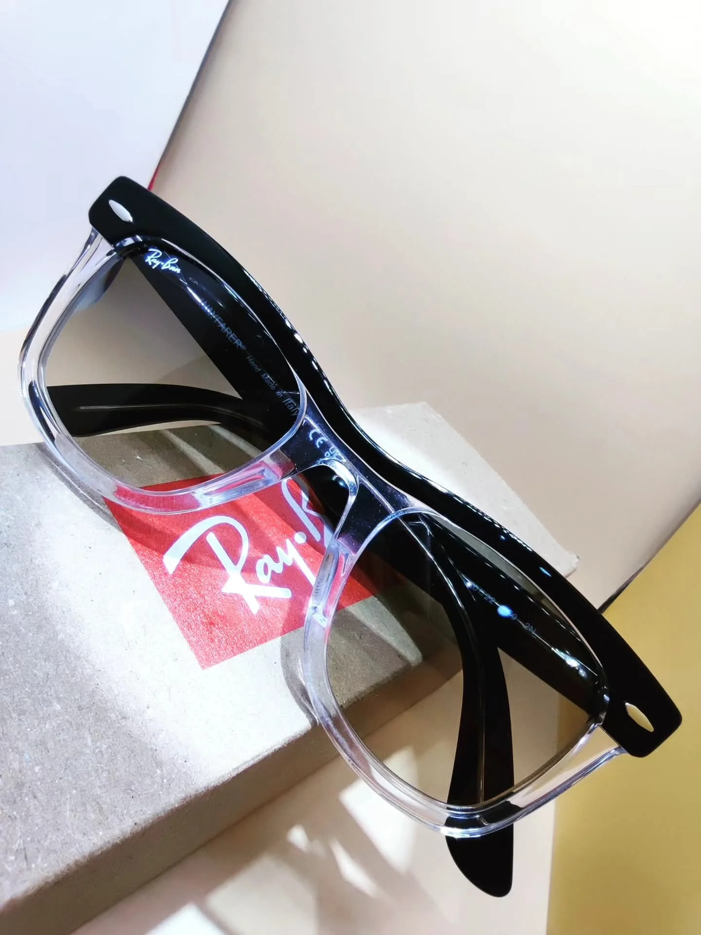 Ray-Ban New Wayfarer negro con patillas transparentes - Óptica Francés Jaén