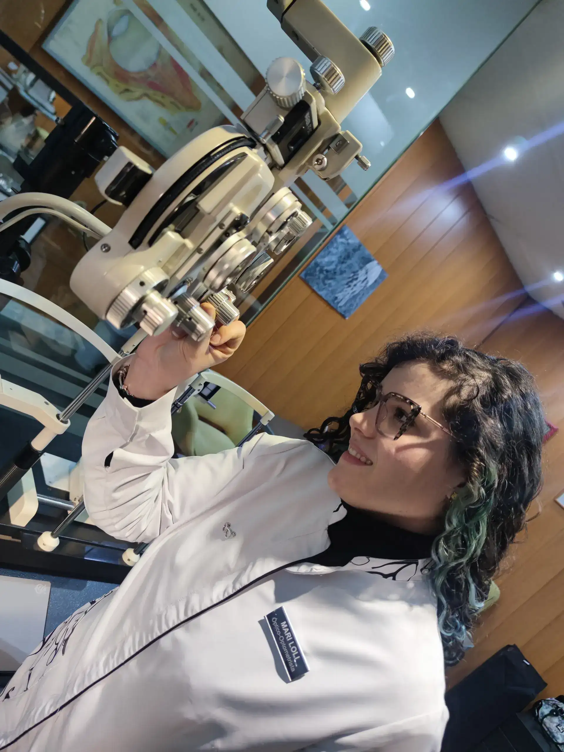 Optometrista trabajando con tecnología avanzada